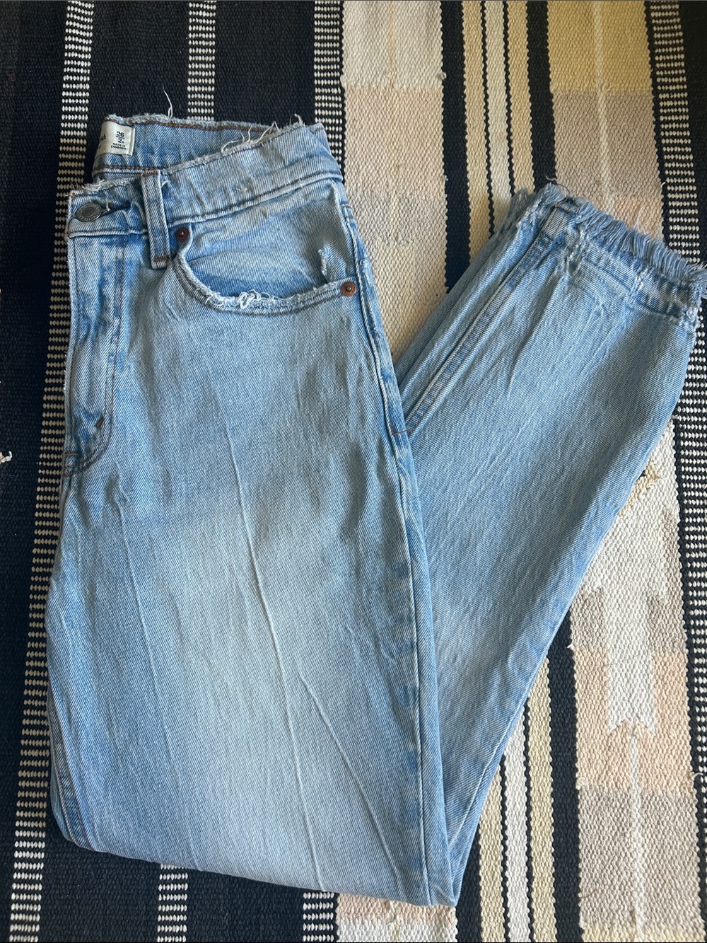 Abercrombie & Fitch High Rise Mom Jeans